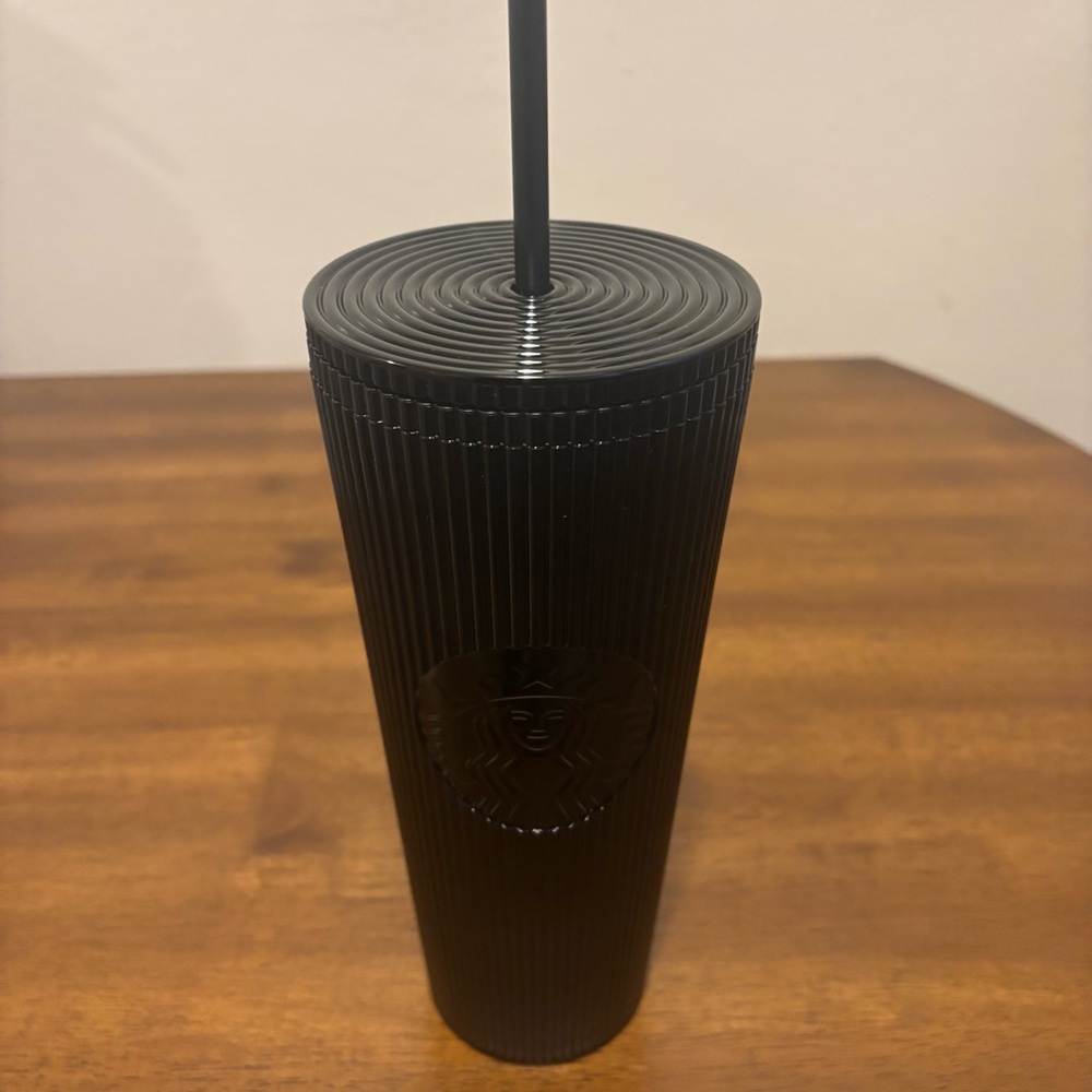 Starbucks NWT Black Pleated Metallic Plastic Cold Cup – 24 fl oz